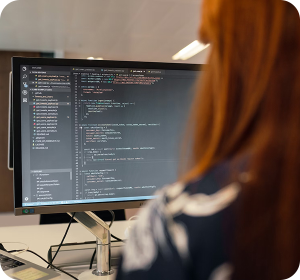 Equipo de trabajo usando tecnología